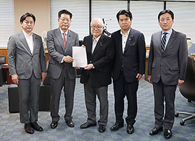 武見厚労相(中央)に提言書を提出