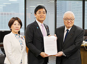 要望書を手渡す玉木代表(中央)