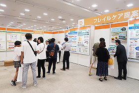 会場での説明に耳を傾ける来場者