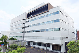 彩都研究所の基幹分析棟に隣接する医薬分析棟(右)