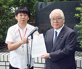 武見厚労相に要望書を手渡す花井氏(左)