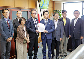 濱地副大臣に要望書を提出する日本漢方連盟の西島氏ら(中央)