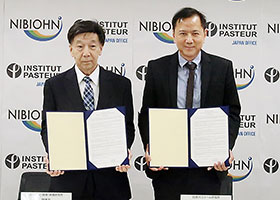 左からNIBIOHN中村理事長、日本パスツール研究所アナワット・サクンタバイ常務・代表理事