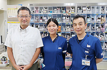 左から矢部薬局長、内田さん、境澤薬剤科長