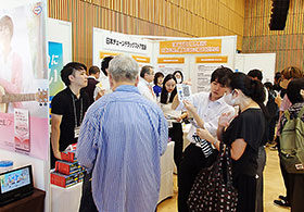 今年も多くの人で賑わった展示コーナー