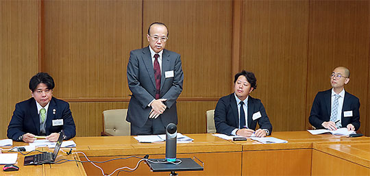 篠原氏(左から2人目)