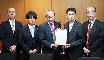 要請書を手渡す篠原正人会長(左から3人目)