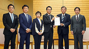 石破氏(右から2人目)に緊急申入書を提出した国民民主党議員団(写真提供:国民民主党)