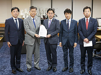 福岡氏(中央)に提言書を提出した勉強会