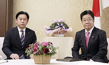 福岡厚労相(左)と加藤財務相