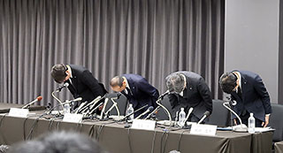 謝罪する小林製薬関係者（左から2番目が前社長の小林章浩氏）