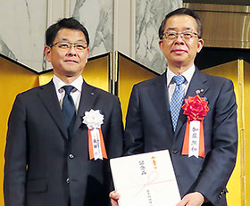 祝品を贈呈された加藤氏(右)
