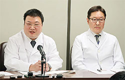 原告の長澤薬品・長澤氏(左)とまゆみ薬局・山下吉彦氏。グランドヘルスの代表者は欠席した