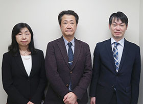 左から秋田県病薬の八代佳子副会長、平泉会長、菊地薬剤師確保対策委員長