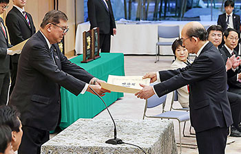 石破茂首相から松島教授に表彰状が手渡された(首相官邸ホームページ)