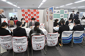 薬学生にブースで説明を行う茨城県内の各施設