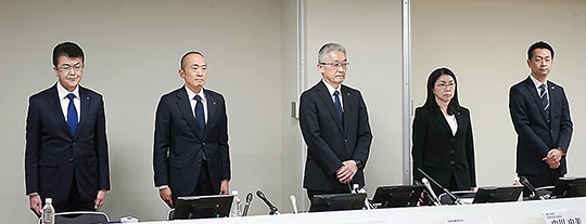 決算会見に臨む小林製薬役員ら(左から豊田氏、小林氏、山根氏)