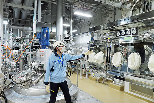 FJ3では移動式アイソレーターを採用し、世界最高レベルの高薬理活性物質の封じ込めを実現