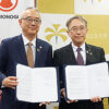 大阪公立大学の辰巳砂昌弘学長（右）と塩野義製薬の手代木功会長兼社長CEO