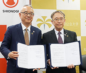 大阪公立大学の辰巳砂昌弘学長（右）と塩野義製薬の手代木功会長兼社長CEO