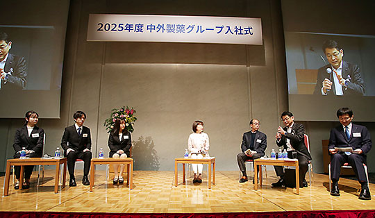 中外製薬では新入社員と役員がパネル討論
