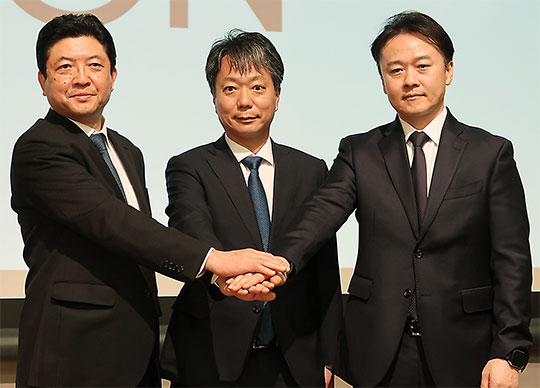 左からイオンの吉田社長、ツルハHDの鶴羽社長、ウエルシアHDの桐澤英明社長