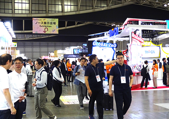 来場者でにぎわう展示会場
