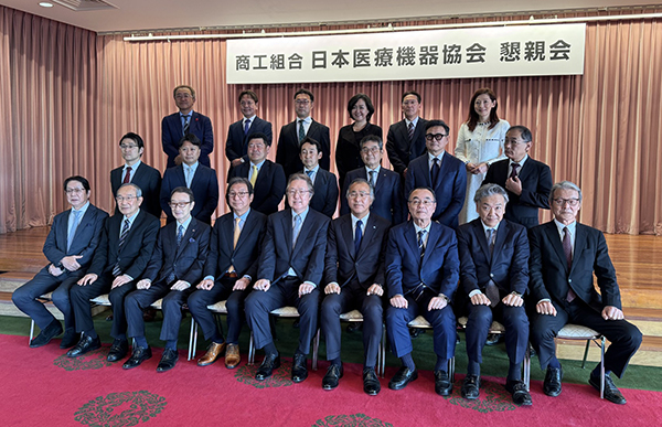 役員集合写真。前列中央が中島理事長。