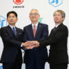 左からJTの嶋吉副社長、塩野義製薬の手代木会長兼社長CEO、鳥居薬品の近藤社長