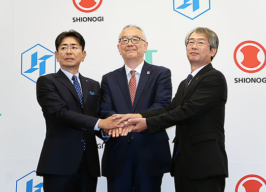 左からJTの嶋吉副社長、塩野義製薬の手代木会長兼社長CEO、鳥居薬品の近藤社長