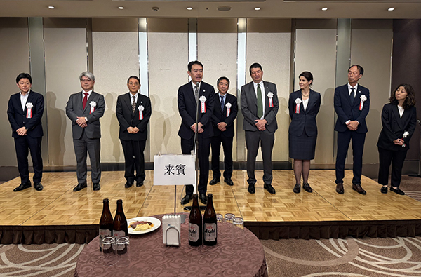 中央は会長。役員全員ではありません