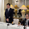 写真中央が山本会長、向かって右が松本副会長、左が宮田副会長