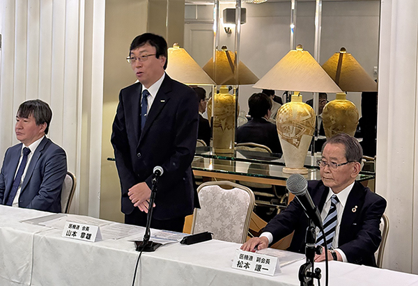 写真中央が山本会長、向かって右が松本副会長、左が宮田副会長