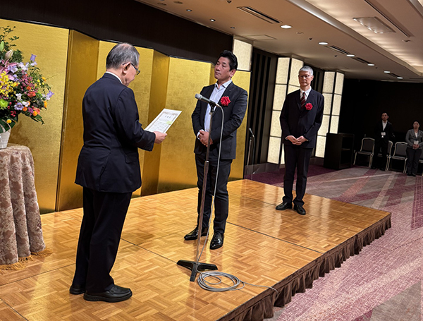 表彰式(手前が小林さん、奥が岡さん)