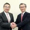 Meiji Seika ファルマの小林社長（左）とダイトの松森社長
