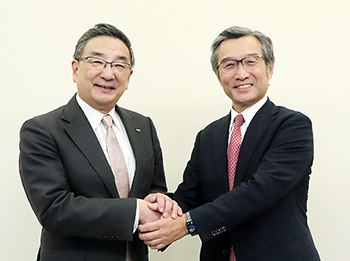Meiji Seika ファルマの小林社長(左)とダイトの松森社長