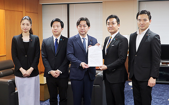 申し入れ書を手渡す国民民主党の玉木代表(右から2人目)