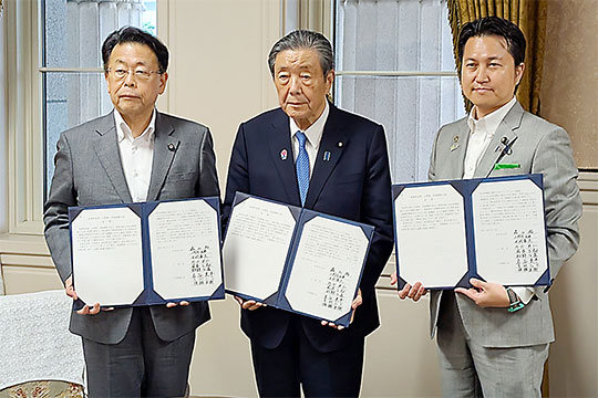 合意文書に署名した3党代表議員