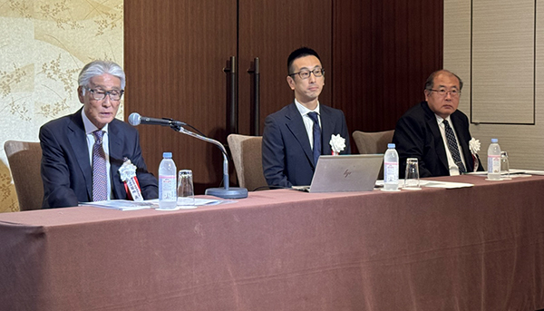 左から菊地理事長、中野専務理事、新見常務理事