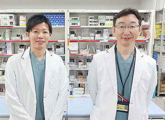 生島薬剤部長(右)と今月から出向した堀氏