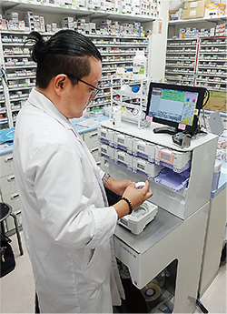 ミンドーズエイトを使った一包化業務の様子