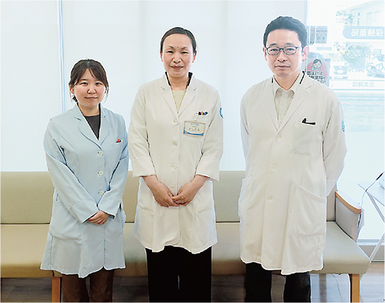 右から四方氏、西村氏、一般職スタッフ
