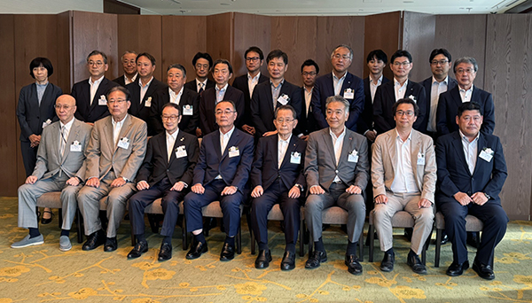 日医工の役員。前列右から4人目が松本会長、左から4人目が東理