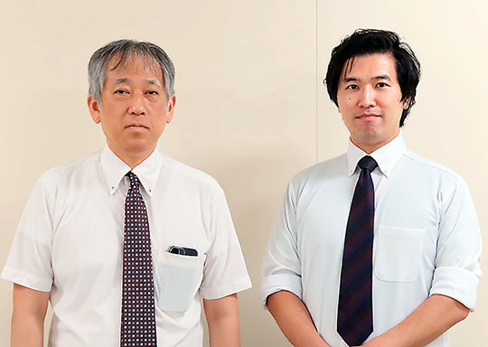センター長を兼任する伊東薬剤部長(左)、副センター長の吉川副薬剤部長