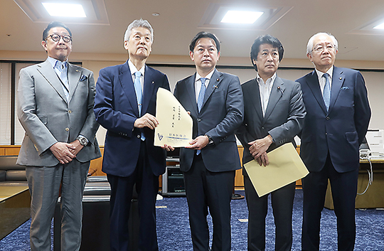 福岡厚労相（中央）に要望書を提出した3師会会長