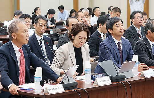 意見を述べる製薬業界