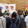 多くの人で賑わう展示コーナー