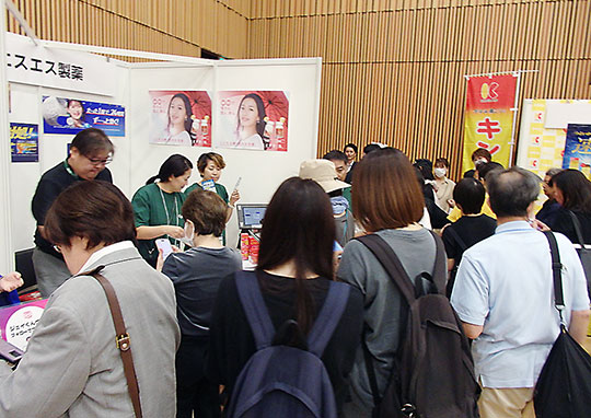 多くの人で賑わう展示コーナー