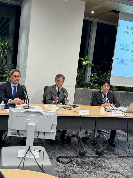 左から萩本仁CFO　鮫島光代表取締役CEO　大高康二郎経営管理部長