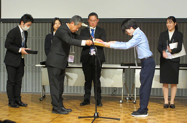 表彰を受ける渡辺さん